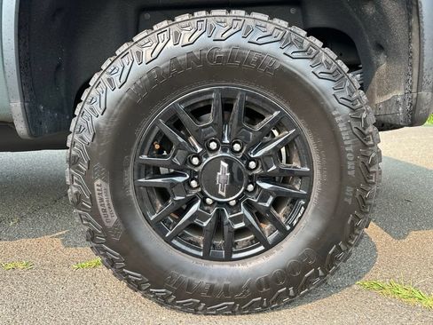 Used 2025 Chevrolet Silverado 2500 ZR2 w/ Technology Package AWD/4WD image 11