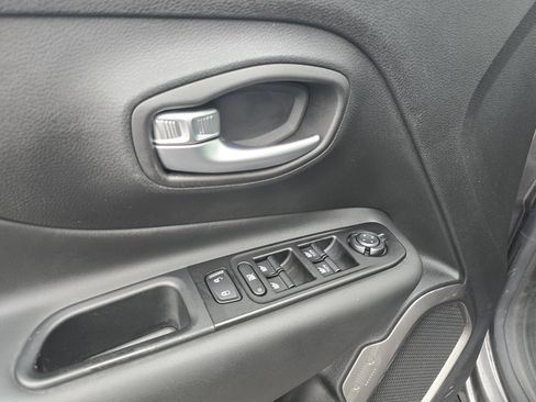 Used 2021 Jeep Renegade Limited image 32