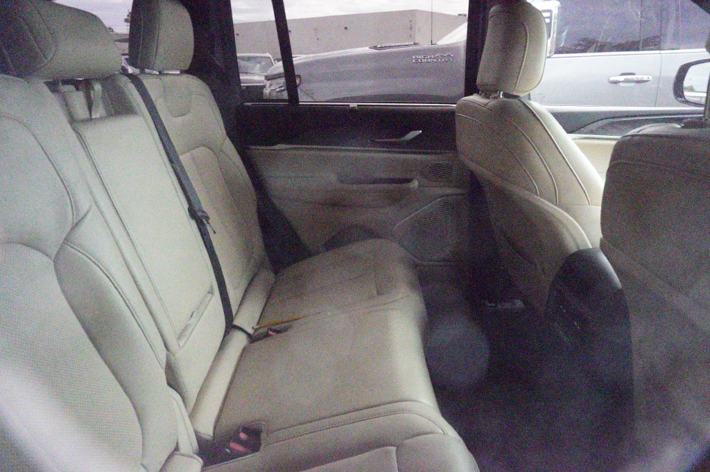 Used 2023 Jeep Grand Cherokee Limited w/ Luxury Tech Group II AWD/4WD image 7