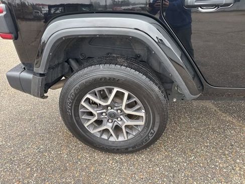 Used 2025 Jeep Wrangler Sahara image 12