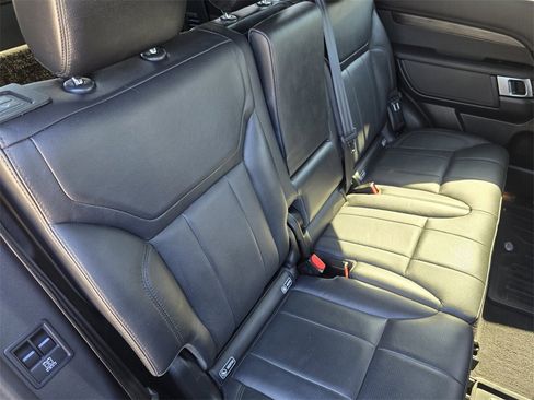 Used 2020 Land Rover Discovery HSE image 14