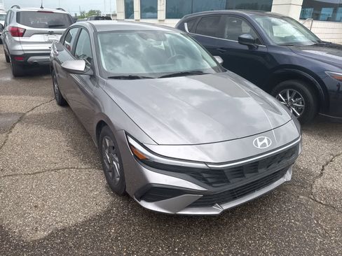 Used 2024 Hyundai Elantra SEL FWD image 9