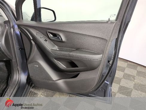 Used 2016 Chevrolet Trax LT w/ LT Sun and Sound Package image 37