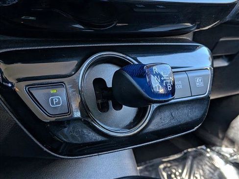 Used 2022 Toyota Prius LE image 12