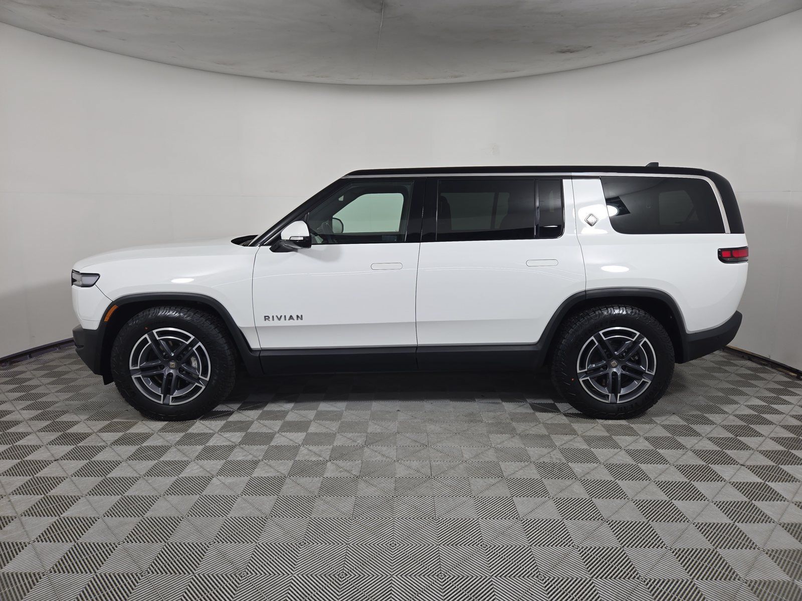 Used 2025 Rivian R1S Adventure Dual AWD/4WD image 2