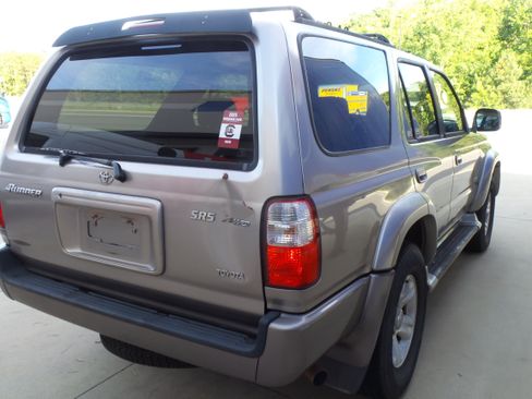 Used 2002 Toyota 4Runner SR5 AWD/4WD image 9