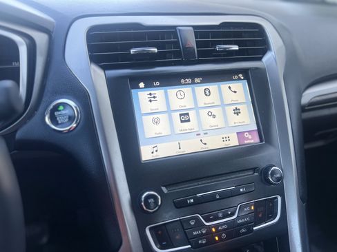 Used 2018 Ford Fusion SE w/ Equipment Group 602A FWD image 9