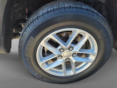 Used 2023 Jeep Grand Cherokee L Laredo image 8