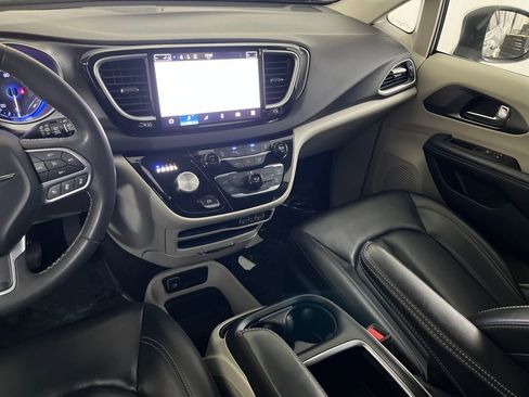 Used 2023 Chrysler Pacifica Touring-L image 70