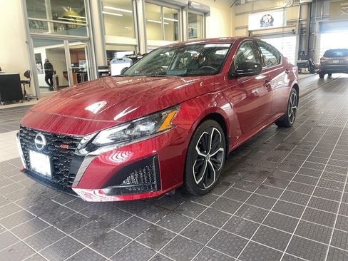 Used 2024 Nissan Altima 2.5 SR w/ SR Premium Package image 3