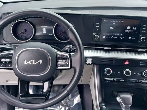 Used 2024 Kia Carnival LX image 20