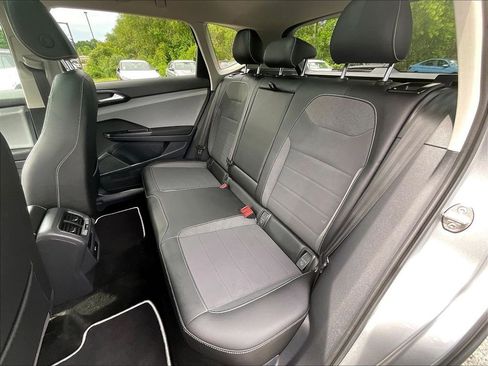 Used 2023 Volkswagen Taos SE w/ Panoramic Sunroof Package AWD/4WD image 15