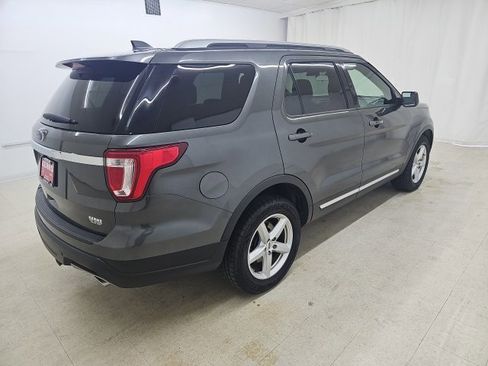 Used 2018 Ford Explorer XLT image 4