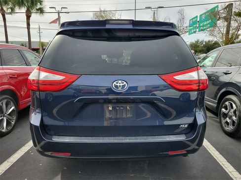 Used 2019 Toyota Sienna XLE image 5