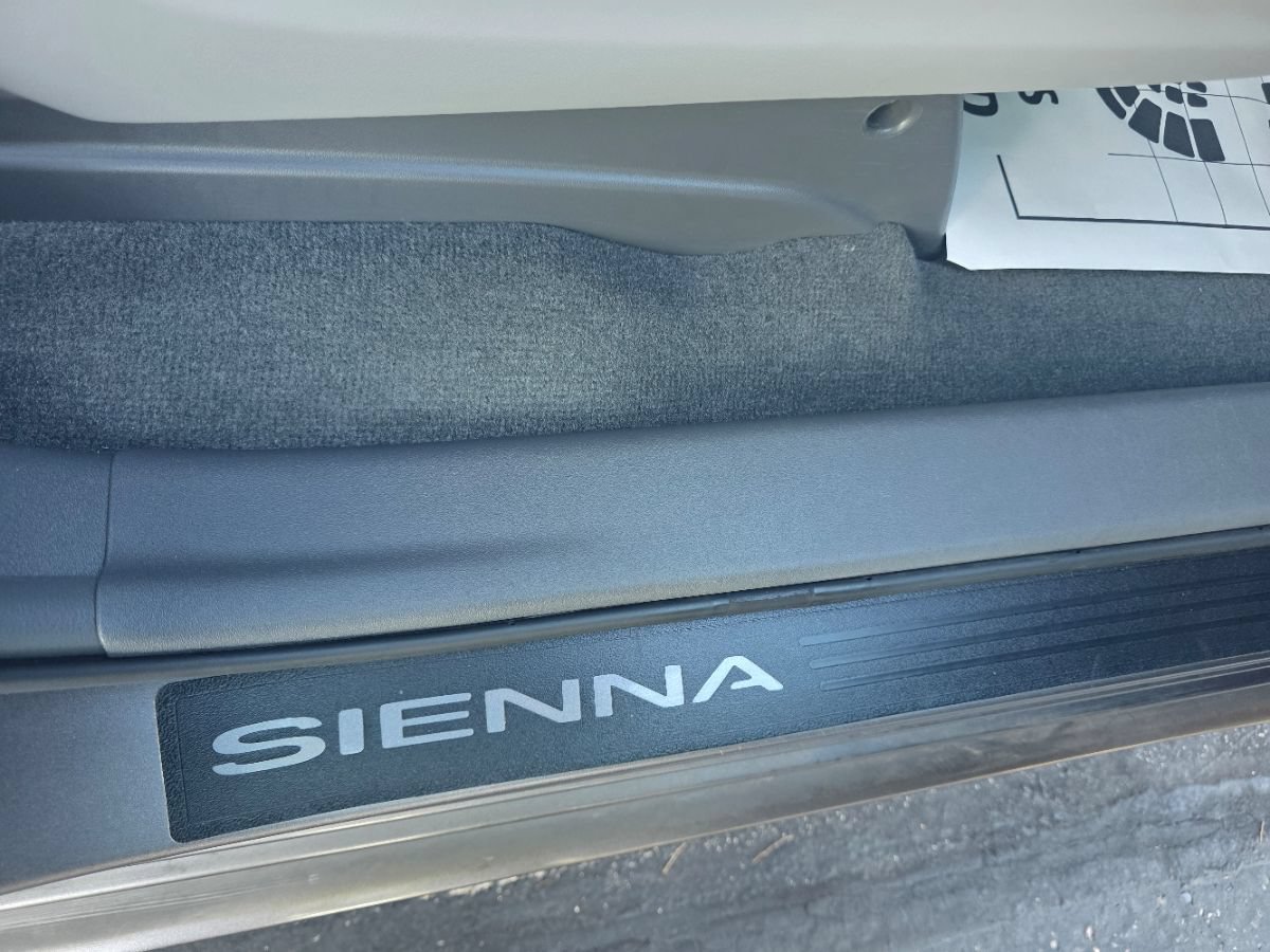 Used 2017 Toyota Sienna LE FWD image 36