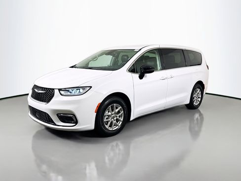 Used 2024 Chrysler Pacifica Touring-L FWD image 4