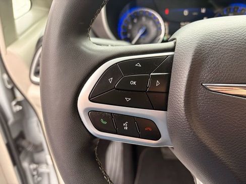 Used 2024 Chrysler Pacifica Touring-L FWD image 25