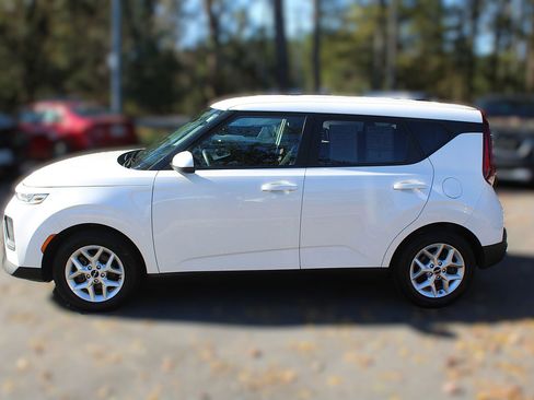 Certified 2022 Kia Soul LX w/ Technology Package image 5