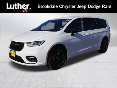 New 2026 Chrysler Pacifica Select