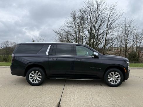 Used 2025 Chevrolet Suburban Premier RWD image 2