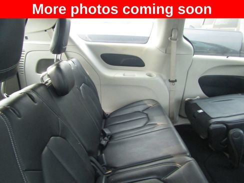 Used 2023 Chrysler Pacifica Touring-L FWD image 13