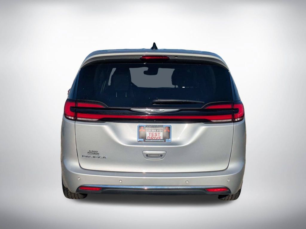 Used 2023 Chrysler Pacifica Touring-L FWD image 4