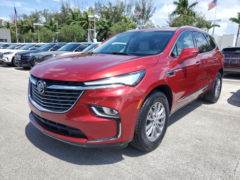 Used 2023 Buick Enclave Essence image 3