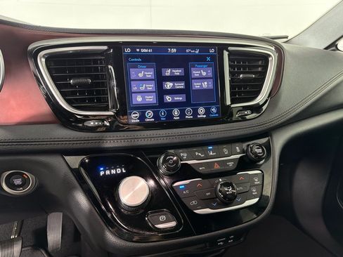 Used 2020 Chrysler Pacifica Limited FWD image 16