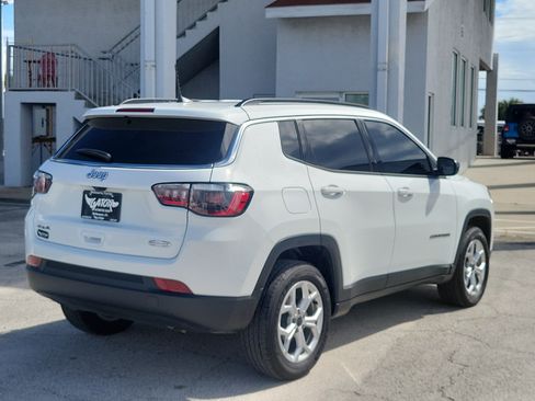Used 2025 Jeep Compass Latitude AWD/4WD image 4