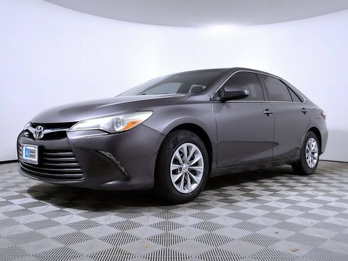 Used 2016 Toyota Camry LE FWD image 2