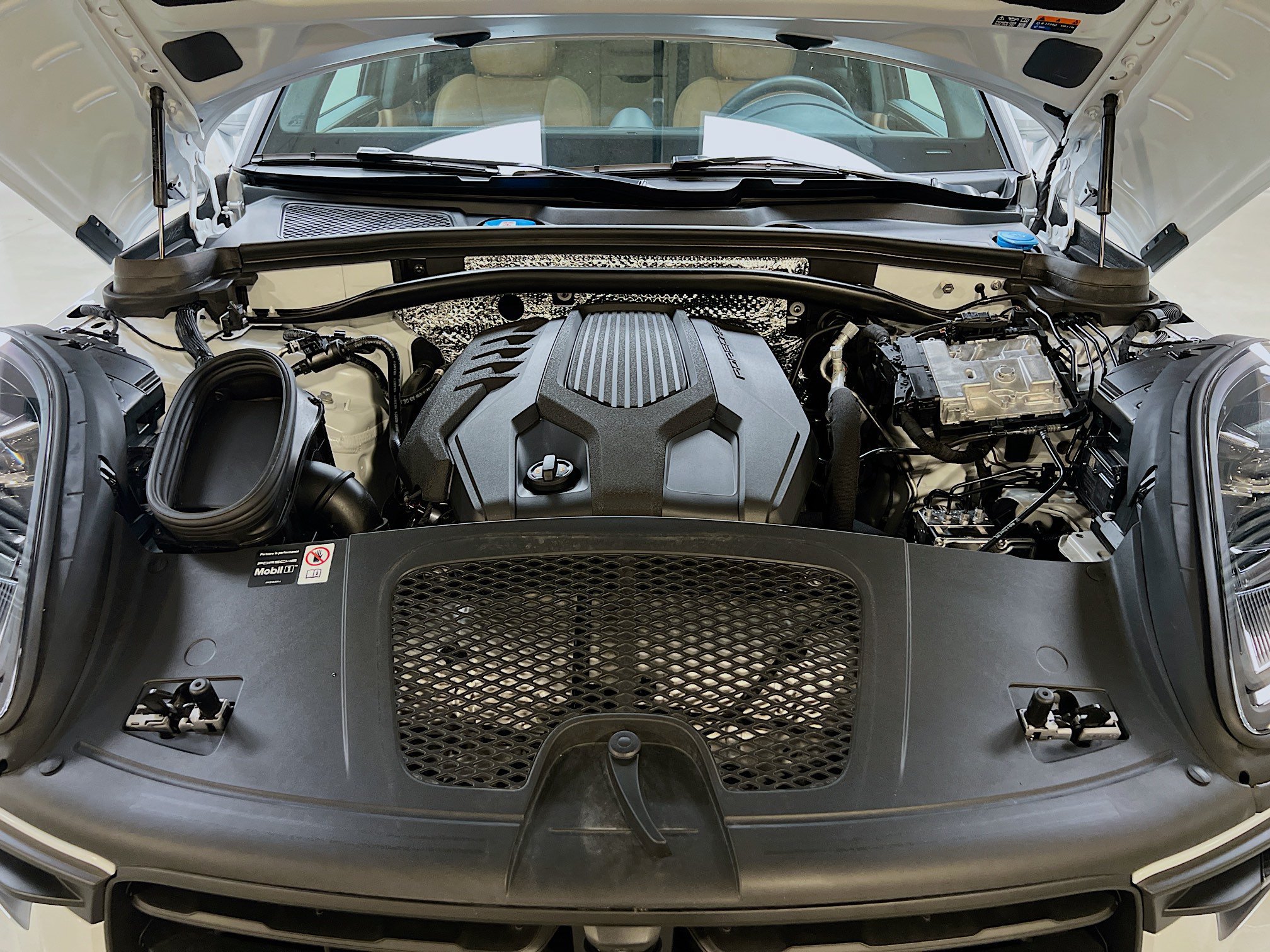Certified 2026 Porsche Macan AWD/4WD image 32