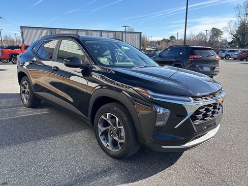 Used 2025 Chevrolet Trax LT image 9