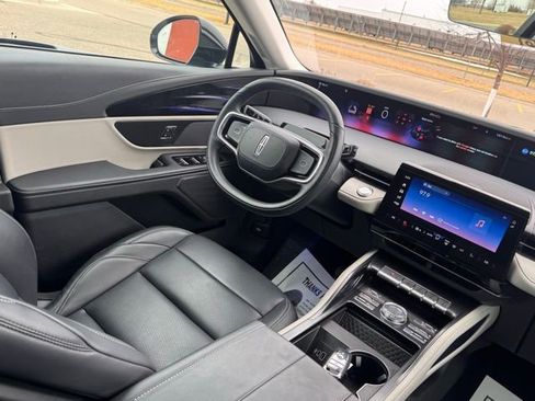 Used 2025 Lincoln Nautilus Premier image 14