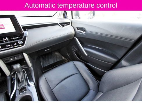 Used 2024 Toyota Corolla Cross XLE image 10