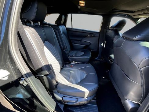 Used 2023 Toyota Highlander XSE image 25