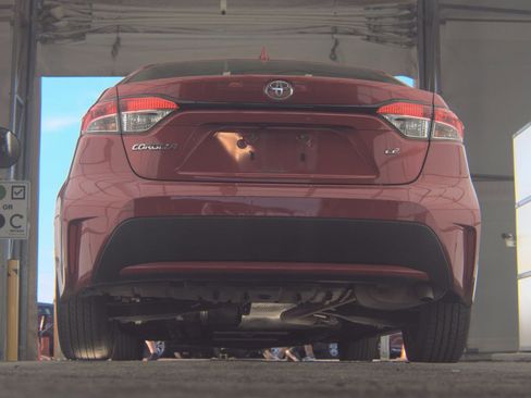 Used 2021 Toyota Corolla LE image 10