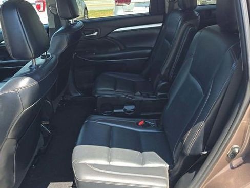 Used 2019 Toyota Highlander XLE AWD/4WD image 12