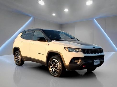 Used 2025 Jeep Compass Trailhawk AWD/4WD image 1