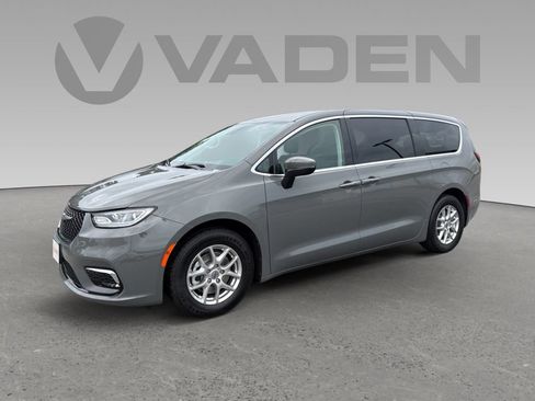 Used 2023 Chrysler Pacifica Touring-L FWD image 20