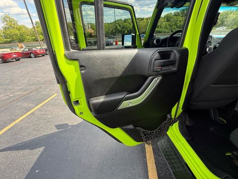 Used 2012 Jeep Wrangler Unlimited Sahara w/ Connectivity Group AWD/4WD image 27