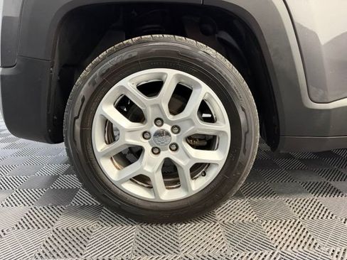 Used 2018 Jeep Renegade Latitude FWD image 32