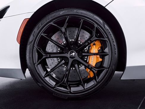 Used 2023 McLaren Artura RWD image 3