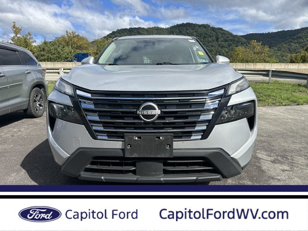 Used 2025 Nissan Rogue SV AWD/4WD image 1