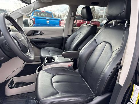 Used 2023 Chrysler Pacifica Touring-L image 14