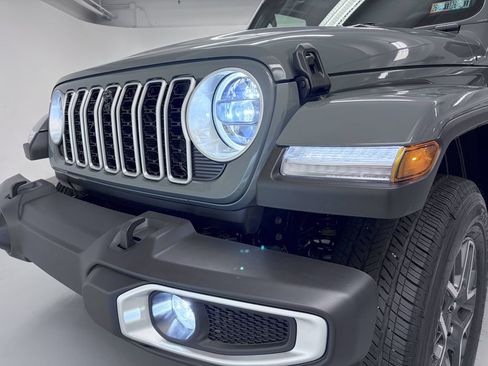 Used 2026 Jeep Wrangler Unlimited Sahara AWD/4WD image 12
