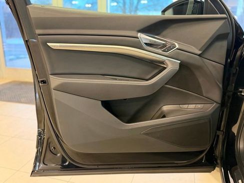 Used 2022 Audi e-tron Premium w/ Convenience Plus Package image 18