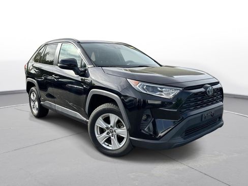 Used 2021 Toyota RAV4 XLE w/ Convenience Package image 4