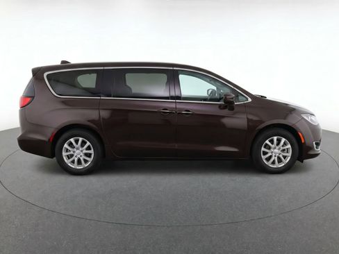 Used 2018 Chrysler Pacifica Touring Plus FWD image 2