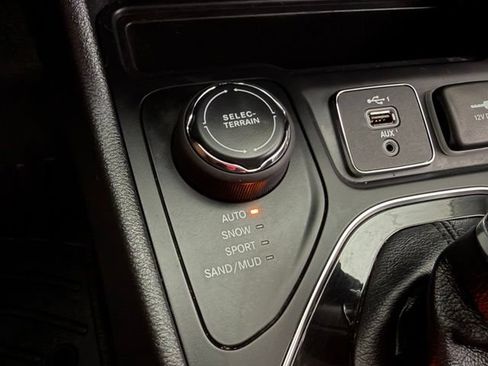 Used 2020 Jeep Cherokee Limited w/ Luxury Group AWD/4WD image 31