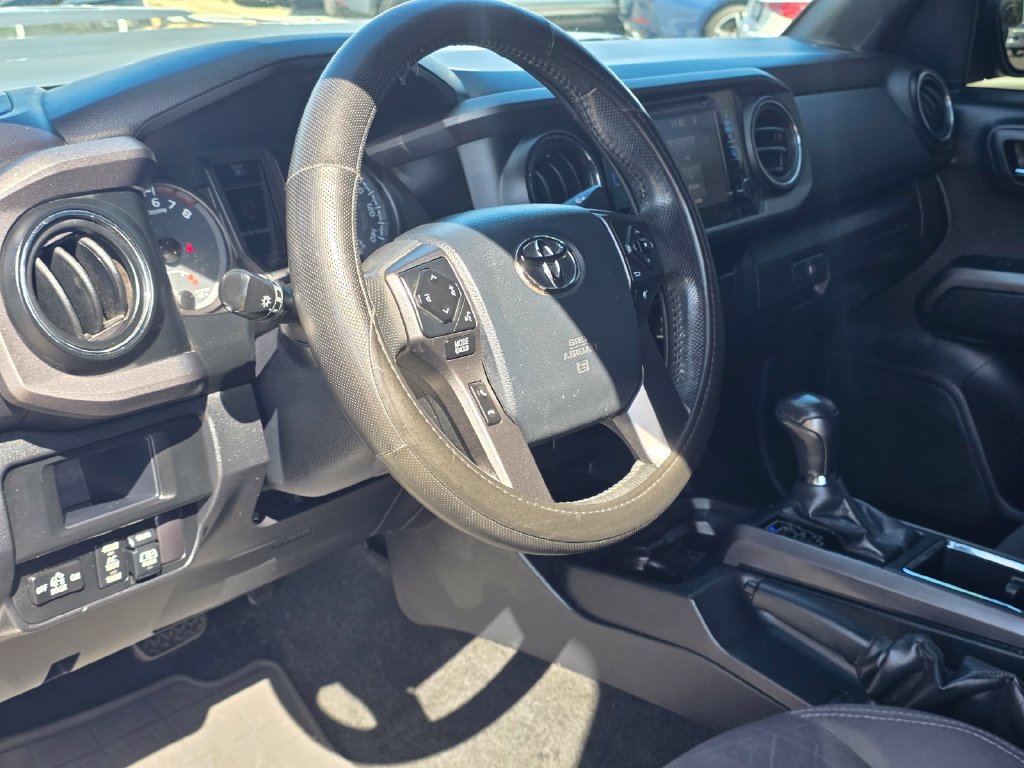 Used 2017 Toyota Tacoma TRD Sport w/ Tow Package RWD image 12